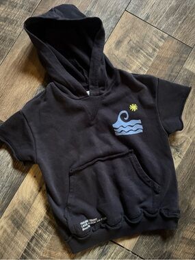 Grayson Mini Black Short-Sleeve Hoodie with Wave Graphic